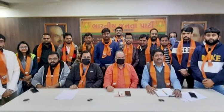 ભાજપનો ખેસ પહેર્યો હોય એટલે નો સોશ્યલ ડિસ્ટન્સ નો માસ્ક..?