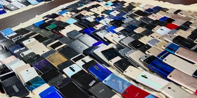 સસ્તામાં મોબાઈલ ફોન મેળવી અને ખાસ ટેકનીકથી અનલોક કર્યા બાદ એસેમ્બલ અને ડીસેમ્બલ કરવાના કૌભાંડનો પર્દાફાશ