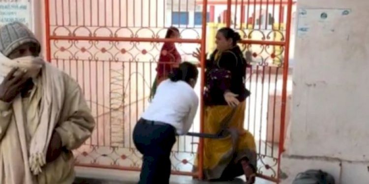 મજુરી કરી પેટીયું રળતી મહિલા પર લાઠીઓ વીંઝવી મહિલા PSI ને ભારે પડી