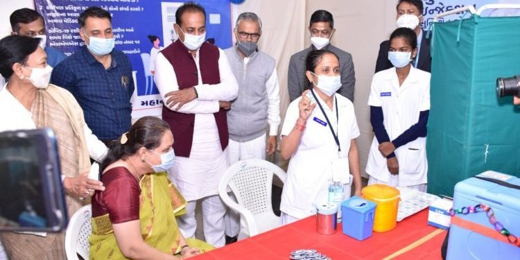 જામનગરમાં પ્રથમ રસી એમ.પી.શાહ મેડિકલ કોલેજના ડીન નંદિની દેસાઈએ લીધી