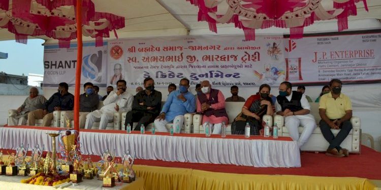 બ્રહ્મદેવ સમાજ ગુજરાત જામનગર ટીમ દ્વારા સ્વ.અભયભાઈ ભારદ્વાજ ટ્રોફી ડે ક્રિકેટ ટુર્નામેન્ટનું કરાયું હતું આયોજન