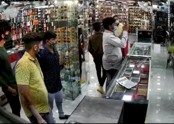 અમે ગ્રાહક સુરક્ષામાંથી આવીએ છીએ… બીલ બતાવો તેમ કહી વેપારીઓને ધમકાવી અને…