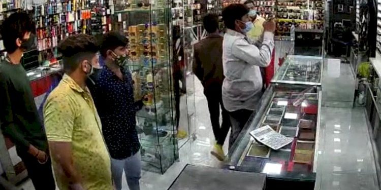 અમે ગ્રાહક સુરક્ષામાંથી આવીએ છીએ… બીલ બતાવો તેમ કહી વેપારીઓને ધમકાવી અને…