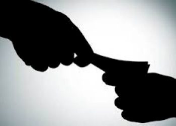 જામીન પર છોડવા અને લોકઅપ નહિ કરવાના 12,000 લેતા 2 પોલીસકર્મીઓ ઝડપાયા 