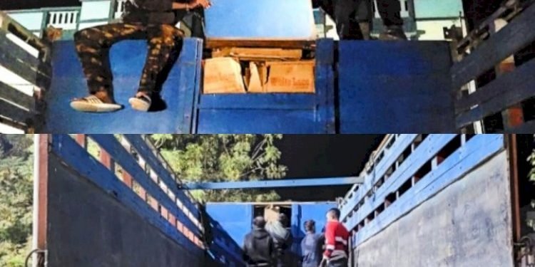 ટ્રકમાં બનાવેલ ચોરખાનામાંથી પોલીસે 540 બોટલો કાઢી