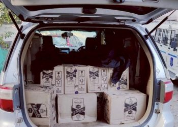 લાખોની લક્ઝુરિયસ કારમાંથી હજારોની કિમતનો દારૂ ઝડપાયો