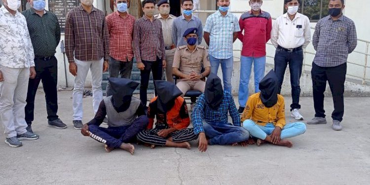 ખોજાબેરાજા ગામે લાખોની લુંટને અંજામ આપનાર ગેંગના 4 શખ્સો પોલીસને હાથ લાગ્યા