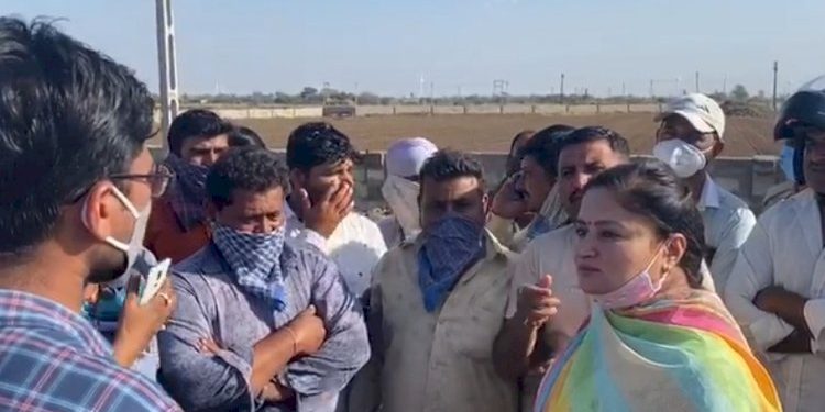 સાંસદ પૂનમબેન માડમ સુધી પહોચ્યો ખેડૂતોનો આ પ્રશ્ન અને તેવો સીધા જ પહોચ્યા સ્થળ પર 