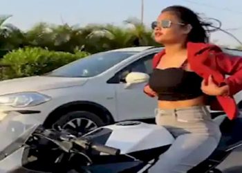 છુટા હાથે અને વગર માસ્ક બાઈક પર સ્ટંટ કરતી યુવતીનો VIDEO વાઈરલ થતા થઇ કાર્યવાહી