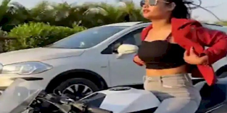 છુટા હાથે અને વગર માસ્ક બાઈક પર સ્ટંટ કરતી યુવતીનો VIDEO વાઈરલ થતા થઇ કાર્યવાહી