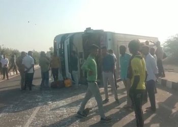 ખાનગી બસ પલટી, 2 વર્ષીય બાળક નું મોત, 7 થયા ઘાયલ