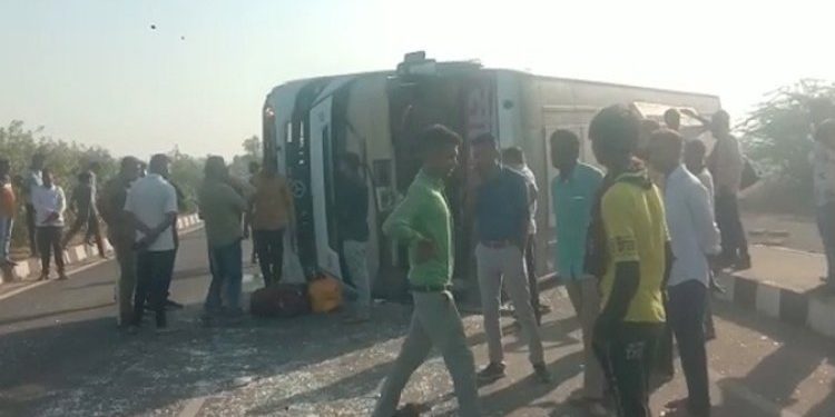 ખાનગી બસ પલટી, 2 વર્ષીય બાળક નું મોત, 7 થયા ઘાયલ