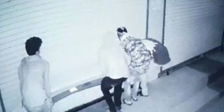 4 તસ્કરોએ 6 દુકાનના તાળા તોડ્યા, એવી લાગે હશે ભૂખ કે નમકીનના પેકેટ પણ ના મુક્યા.!