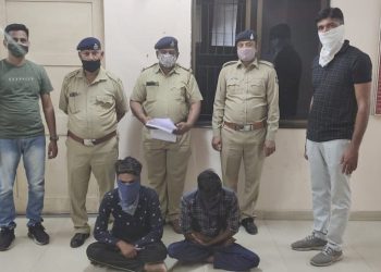 આઈસરમાં ચોરખાનું બનાવી થતી દારૂની હેરાફેરી ઝડપી પાડતી પોલીસે