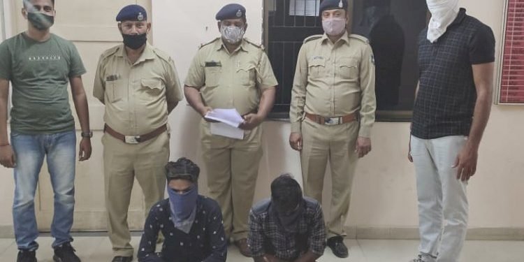 આઈસરમાં ચોરખાનું બનાવી થતી દારૂની હેરાફેરી ઝડપી પાડતી પોલીસે