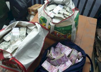 જયારે પોલીસ પણ કરોડોના નોટોના બંડલો જોઈને દંગ રહી ગઈ