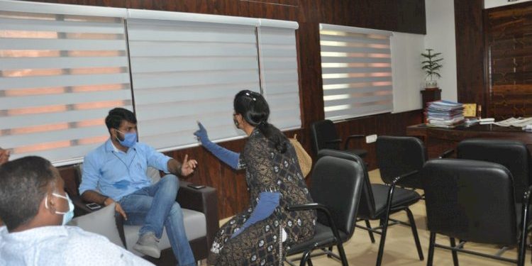 આસીસ્ટન્ટ કમિશ્નરની ચાલુ મીટીંગમાં મહિલા કોર્પોરેટર રજૂઆત કરવા પહોચ્યા અને પછી શું થયું…