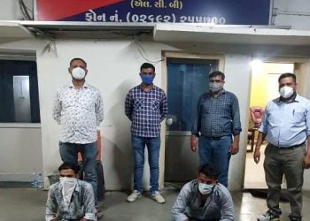 પોલીસ તરીકેની ખોટી ઓળખ આપી મુસાફરો પાસેથી પૈસા પડાવી લેનાર 2 શખ્સ ઝડપાયા