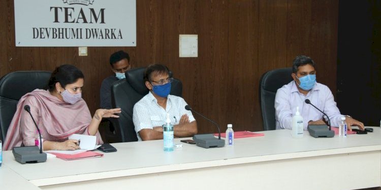 દેવભૂમિ દ્વારકા: વધતું કોરોના સંક્રમણ, પ્રભારીમંત્રી જવાહર ચાવડાના અધ્યક્ષસ્થાને બેઠક યોજાઇ 