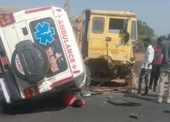 એમ્બ્યુલન્સ અને ડમ્પર વચ્ચે ગમખ્વાર અકસ્માત, 3ના મોત 