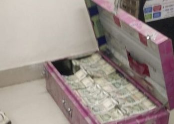 કારમાં ગુપ્તખાનું,ખાનામાંથી નીકળ્યા 80 લાખ