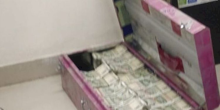 કારમાં ગુપ્તખાનું,ખાનામાંથી નીકળ્યા 80 લાખ