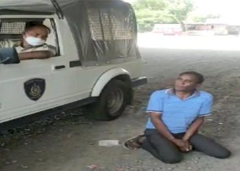 પોલીસ માસ્ક ના પહેરવા બદલ માંગ્યો દંડ અને આ ભાઈ રસ્તા પર બેસી જઈને…