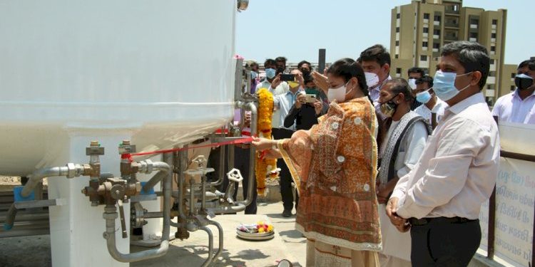 જનરલ હોસ્પિટલ ખંભાળીયા ખાતે 9 હજાર લિટર ઓકસિજન ટેન્કનું લોકાપર્ણ કરતા સાંસદ પૂનમબેન માડમ