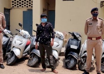 ગર્લફ્રેન્ડને ખુશ કરવા આ બોયફ્રેન્ડ ચાંદ કે તારા નહિ પણ એકટીવાના લોક તોડ્યા