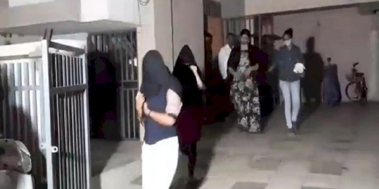 માતા કૂટણખાનું ચલાવતી, દીકરાઓ ગ્રાહક શોધી લાવતા, એક ગ્રાહક પાસેથી 1500 લેવાતા