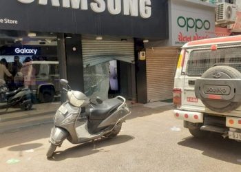 તસ્કરોએ મોબાઈલની દુકાનને બનાવી નિશાન, મીનીટોમાં 9 લાખનો માલ ઉસેડી લીધો