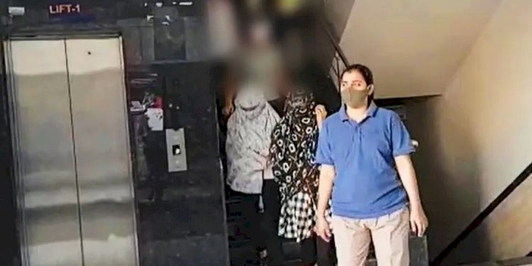 કોફીશોપમાં કપલ બોક્સ…10 જેટલા કપલ બેઠા હતા કપલબોક્સમા