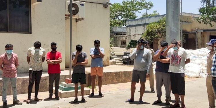 ફાર્મ હાઉસમાં દારૂ સાથે ડાન્સની જામી હતી મહેફિલ, પોલીસને મળી ગઈ માહિતી અને….