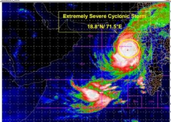 રાજ્યમાં વાવાઝોડાએ વેર્યો વિનાશ, 1081 થાંભલા પડ્યા, 159 રસ્તાને નુકશાન 3 લોકોના મોત આ ઉપરાંત શું વિગતો આપી મુખ્યમંત્રીએ.? વાંચો