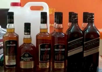 દંપતી 7 બોટલ દારુ સાથે ઝડપાયા, આ દારુ કઈ રીતે બનાવતા મોડસ ઓપરેન્ડી જાણવા જેવી છે