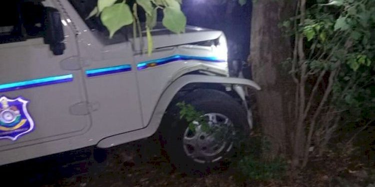 ટ્રકચાલકે પોલીસવાનને મારી ટક્કર, 4 પોલીસકર્મીઓ થયા ઈજાગ્રસ્ત