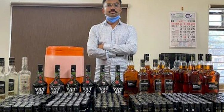 ભંગારમાંથી ખાલી બોટલો લઇ તેમાં ભરવામાં આવતો દારુ…