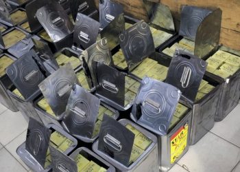 ખાદ્યતેલના ડબ્બા હતા સીલપેક, પોલીસે કાપ્યા ડબ્બા તો અંદરથી નીકળ્યો….