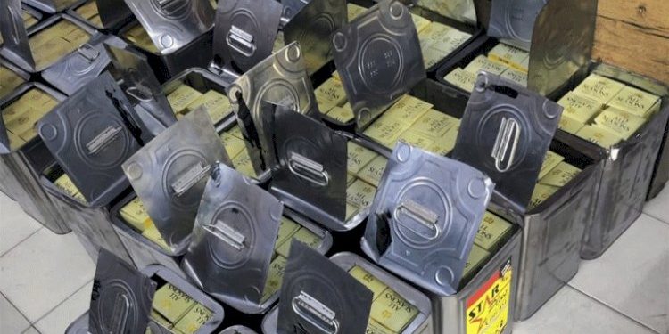 ખાદ્યતેલના ડબ્બા હતા સીલપેક, પોલીસે કાપ્યા ડબ્બા તો અંદરથી નીકળ્યો….