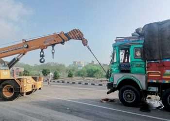 ટ્રકને કોઈ વાહને મારી જોરદાર ટક્કર, ડ્રાઈવર ક્લીનરનું સ્થળ પર જ મોત