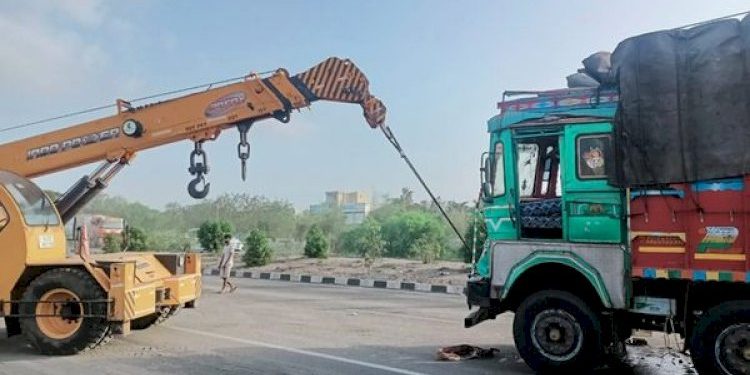 ટ્રકને કોઈ વાહને મારી જોરદાર ટક્કર, ડ્રાઈવર ક્લીનરનું સ્થળ પર જ મોત