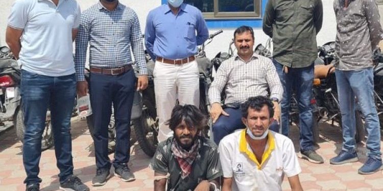 જામનગર સહીત ત્રણ જિલ્લાઓમાં મોબાઈલ અને બાઈકની ઉઠાંતરી કરનાર 2 ઝડપાયા