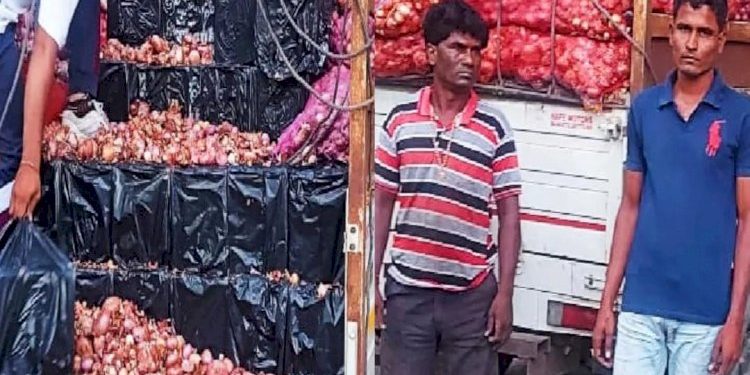 પોલીસે ડુંગળીના બાચકાઓ ઉચકાવવાનું શરુ કર્યું અને અંદરથી નીકળ્યું…