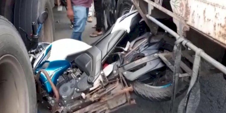 હાઈવે પર બાઈક 2 ટ્રકની વચ્ચે ફસાઈ ગયું અને…