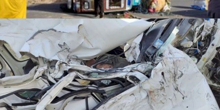 2 કાર અને ટ્રક વચ્ચે અકસ્માત, 1 નું થયું મોત, 4 ઈજાગ્રસ્ત