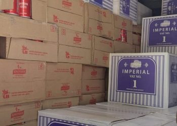 ટ્રકમાં પાર્ટીશન પાડી કાચના ટુકડાઓની નીચે છુપાવવામાં આવ્યો હતો  દારૂ અને બીયરનો જથ્થો