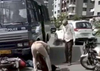 રોંગસાઈડમાં આવતી પોલીસવાન અને બાઈકચાલક વચ્ચેના અક્સ્માતમાં મૃતક બાઈકચાલકને પોલીસે આરોપી બનાવ્યો.!