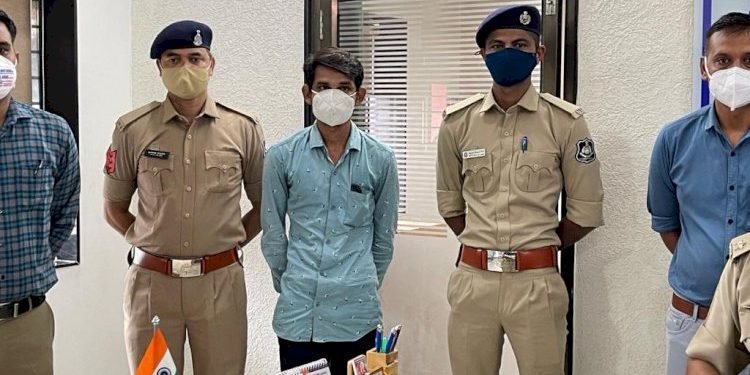 ફેક ઇન્સ્ટાગ્રામ આઇ.ડી. દ્વારા યુવતીઓ સાથે મિત્રતા કેળવી બિભત્સ ફોટોગ્રાફ વાઈરલ કરવાની ધમકી આપતો આ શખ્સ..