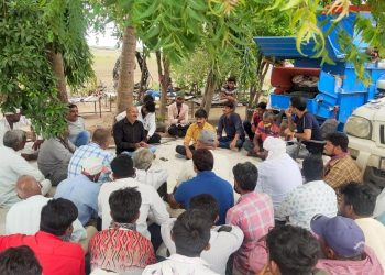 ખંભાળિયા પંથકમાં વીજપોલ ઊભા કરવા માટે ખાનગી કંપની દ્વારા ખેડૂતો પ્રત્યે અતિરેક થતો હોવાના આક્ષેપો