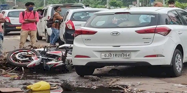 એ ગરીબ પરિવાર ફૂટપાથ પર સુઈ રહ્યો હતો.. પુરપાટ ઝડપે આવેલ કાર ફરી વળી, 1 નું મોત 4 ગંભીર ઈજાગ્રસ્ત